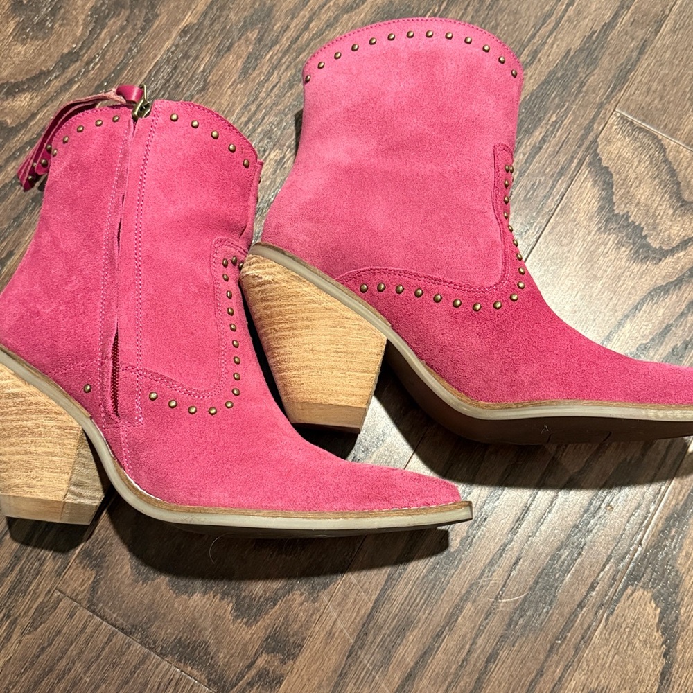 Dingo magenta pink Leather/suede Boots sz6.5 . Stacked wood heel. W/brass studs